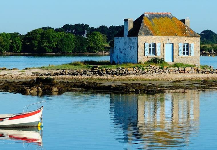 Maison en pierre sur la côte morbihannaise